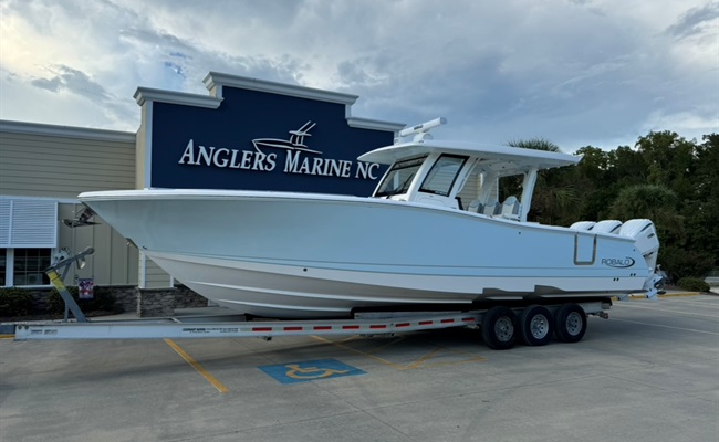 2027 Robalo R360 Ice Blue/White